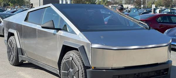 Владелец Cybertruck сломал палец, пытаясь показать безопасность электромобиля – Портал статей